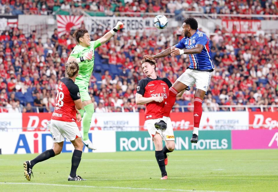 　前半、空中で競り合う浦和・ＧＫ西川（左奥）と横浜Ｍのアンデルソンロペス（右端）