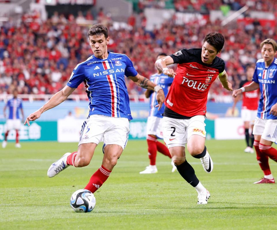 　後半、競り合う横浜Ｍのエドゥアルド（左）と浦和・酒井