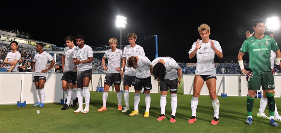 サポーターにあいさつをする神戸イレブン＝横浜・ニッパツ三ツ沢球技場（撮影・佐々木彰尚）