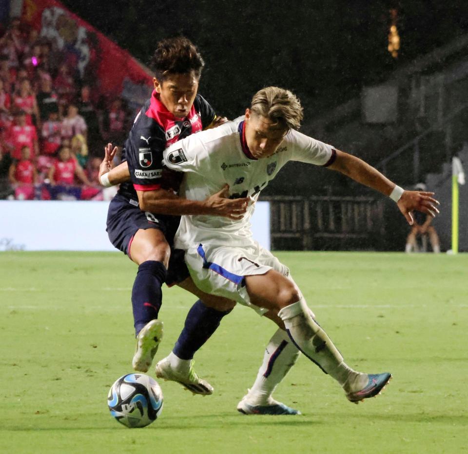 　後半、競り合うＦＣ東京・松木（右）とＣ大阪・香川