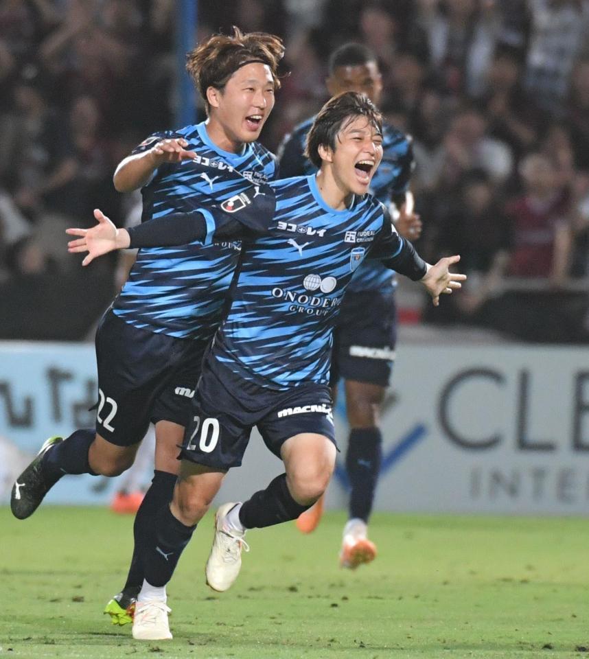 　前半、ゴールを決めて喜ぶ横浜ＦＣ井上潮音（撮影・佐々木彰尚）