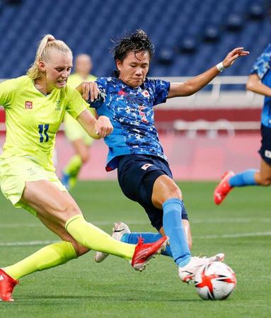 　東京五輪の女子準々決勝で、スウェーデン選手と競り合う南（右）＝２０２１年７月、埼玉スタジアム