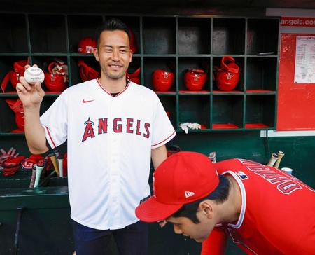 　米大リーグでの始球式を前にポーズをとる吉田麻也と、その前をしゃがんで横切るエンゼルス・大谷（共同）
