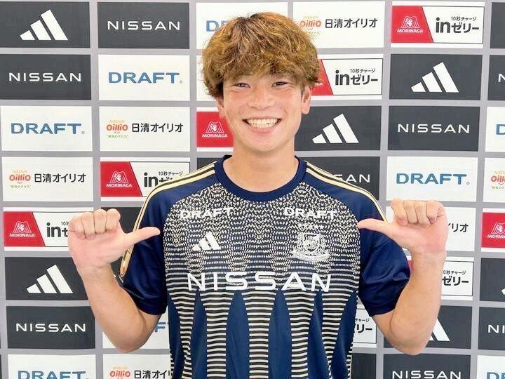 スペシャルユニホームを着用して笑顔の横浜ＭのＤＦ永戸（ⓒ１９９２Ｙ．ＭＡＲＩＮＯＳ）