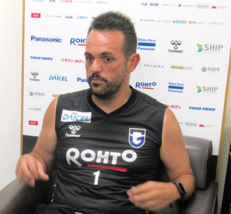 練習後、取材に応じるポヤトス監督