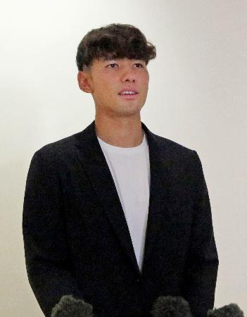 　渡欧前に羽田空港で取材に応じる、サッカーＵ-２２日本代表の佐藤恵允＝１２日