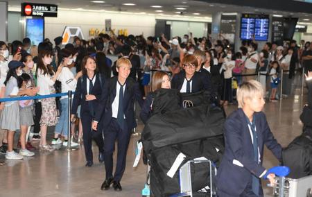サッカーＷ杯ベスト８のなでしこジャパンが帰国　成田空港に約３００人のファンが出迎え