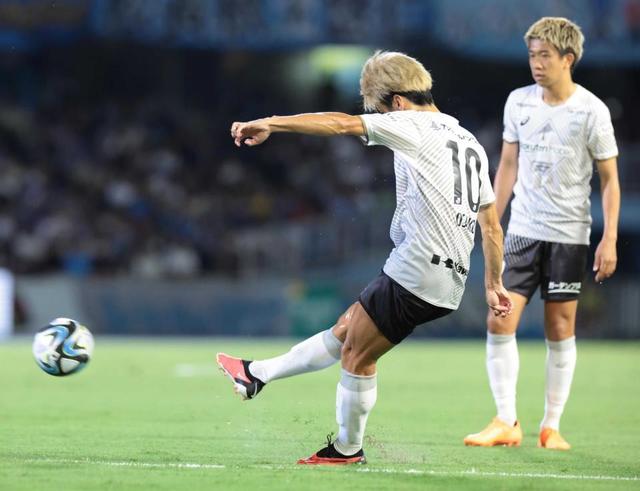 【写真】川崎戦の悪夢　左太ももをさすりながら顔をしかめる神戸・大迫