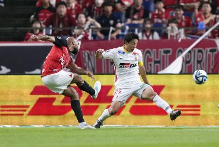 　浦和-名古屋　前半、先制ゴールを決める浦和・カンテ。右は名古屋・稲垣＝埼玉スタジアム