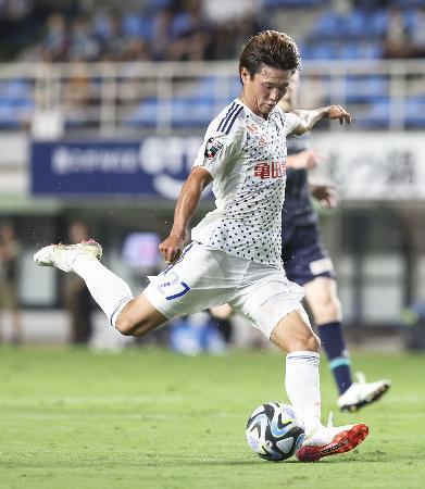 　福岡-新潟　前半、ゴールを狙う新潟・長倉＝ベススタ