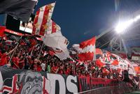 　試合前、選手に声援を送る浦和サポーター