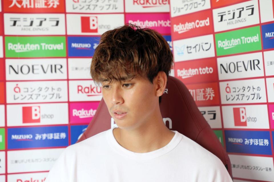 　練習後、オンライン取材に応じる汰木康也　©ＶＩＳＳＥＬ　ＫＯＢＥ