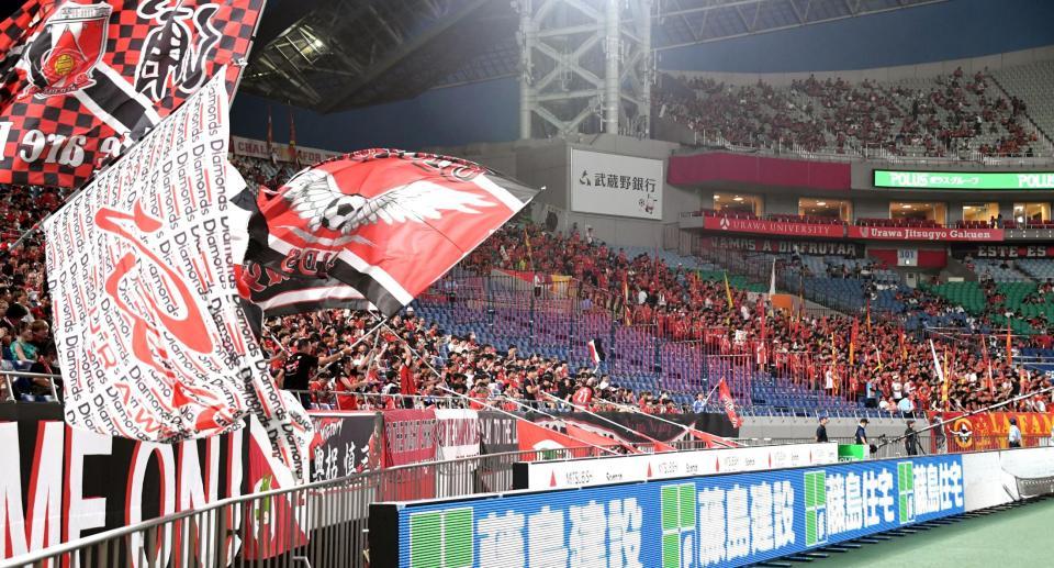 　高い柵で隔てられた浦和サポーター（左側）と名古屋サポーター（撮影・棚橋慶太）