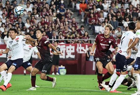 　後半、ＦＫから同点弾を決める大迫（１０）