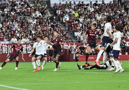 　後半、ＦＫから同点弾を決める神戸・大迫（１０）