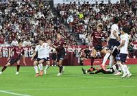 　後半、ＦＫから同点弾を決める神戸・大迫（１０）