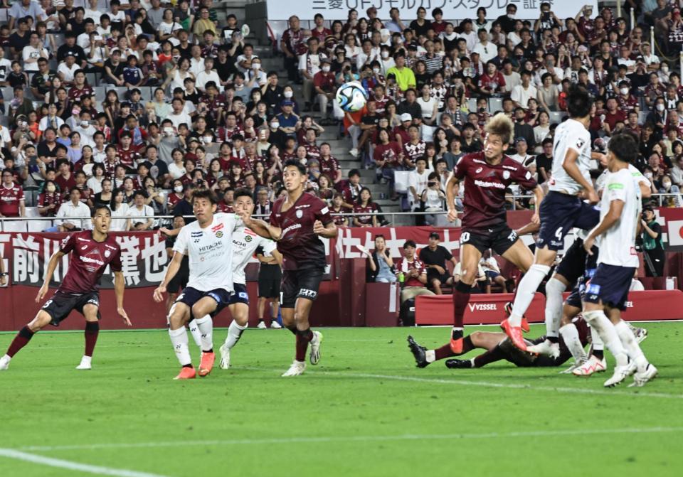 　後半、ＦＫから同点弾を決める神戸・大迫（１０）