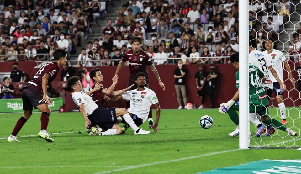 　前半、ゴール前で倒れ、負傷する斉藤（左から３人目）