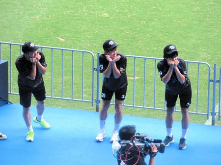 　ぶりっこポーズを３人ピタリと一致させた（左から）中野、山本、福田