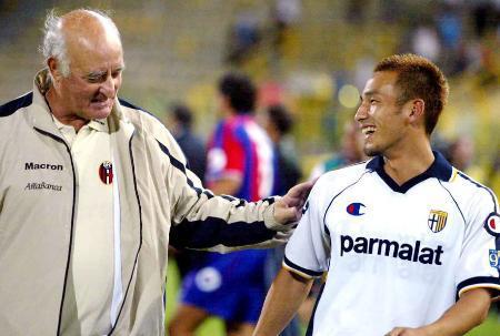 　２００４年、ボローニャのマッツォーネ監督（左）とパルマ時代の中田英寿（ＡＰ＝共同）