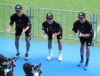 　ポヤトス監督の得意ポーズを３人ピタリと一致させた（左から）宇佐美、石毛、福岡