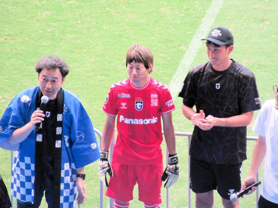 　ファンフェスタを盛り上げた（右から）東口、“ミニ東口”、ワッキー