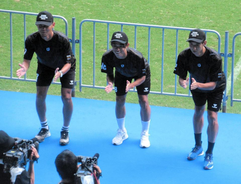 　ポヤトス監督の得意ポーズを３人ピタリと一致させた（左から）宇佐美、石毛、福岡