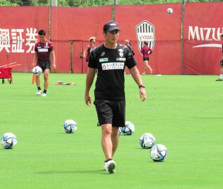 　全体練習で選手の動きをチェックする吉田監督