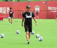 　全体練習で選手の動きをチェックする吉田監督