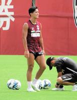 　全体練習後、シュート練習を行う武藤