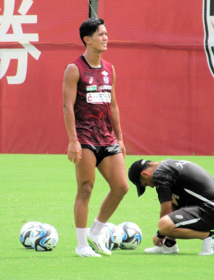 　全体練習後、シュート練習を行う武藤