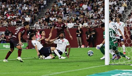 　ゴール前の接触プレーで負傷する斉藤（左から３人目）＝８月１９日