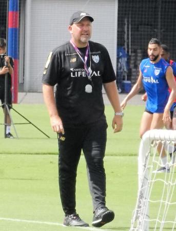 　選手たちの練習を見守るＦＣ東京・クラモフスキー監督