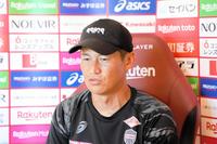 　練習後、オンライン取材に応じる吉田監督　©ＶＩＳＳＥＬ　ＫＯＢＥ