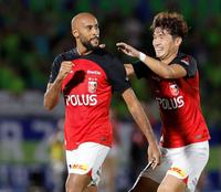 　後半、先制ゴールを決め、岩波（右）に祝福される浦和・カンテ