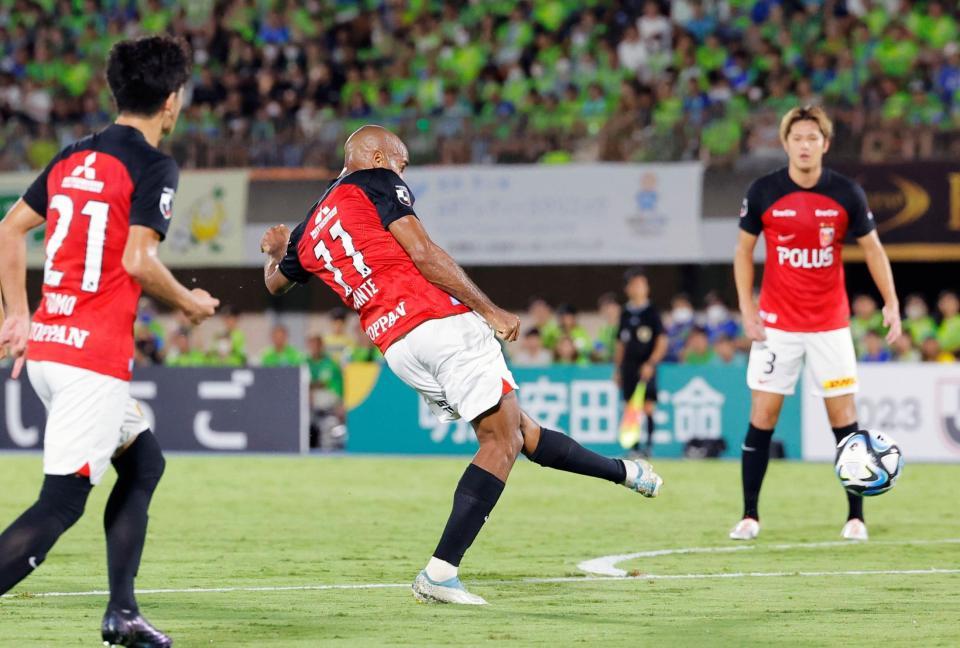 　後半、先制ゴールを決める浦和・カンテ（中央）