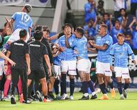 　後半、チーム２点目のゴールを決め、祝福される横浜ＦＣ・伊藤（右から４人目）