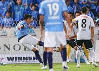 　後半、チーム２点目のゴールを決める横浜ＦＣ・伊藤（左端）