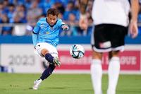 　前半、シュートを放つ横浜ＦＣ・山下