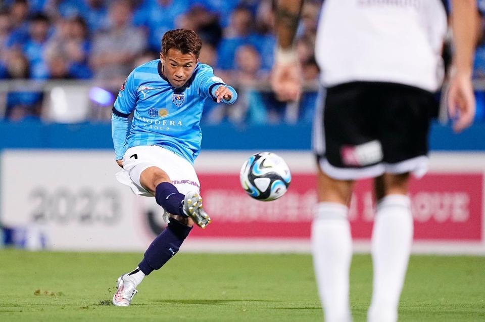 　前半、シュートを放つ横浜ＦＣ・山下