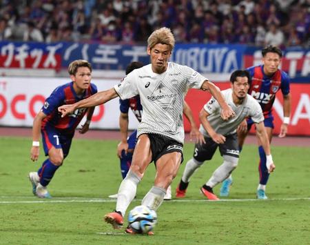 　後半、ＰＫを決める大迫（撮影・佐々木彰尚）