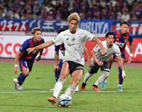 　後半、ＰＫを決める大迫（撮影・佐々木彰尚）