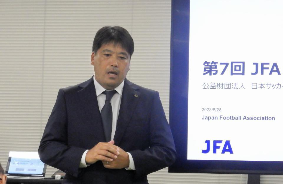 　メディア向けレフェリーブリーフィングで１９日の神戸-柏戦での事象について説明するＪＦＡの扇谷健司審判委員会委員長