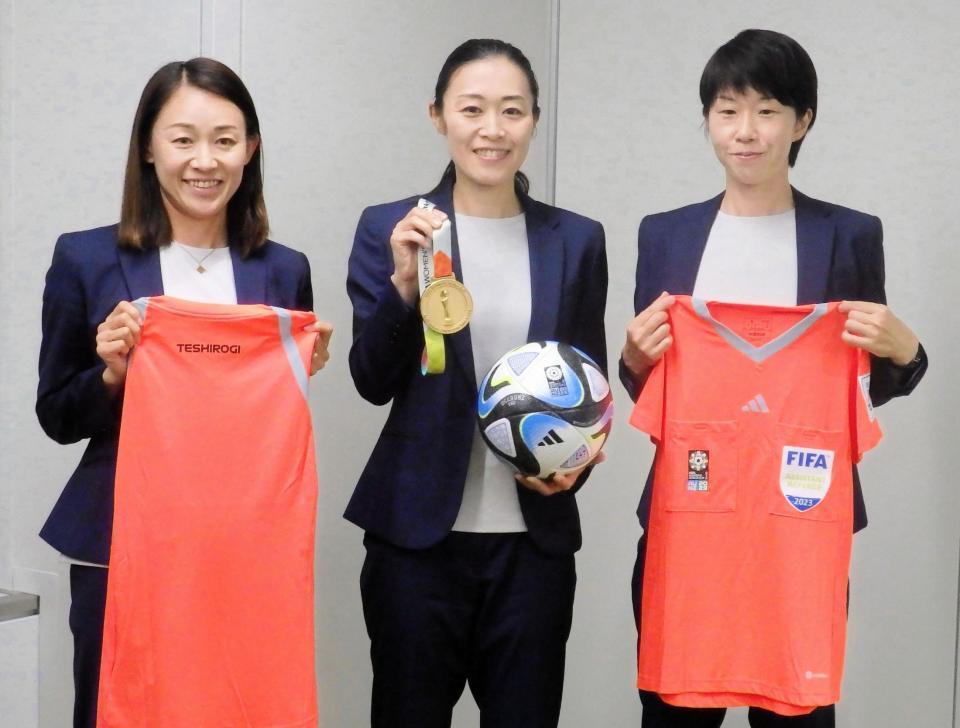 　メディア向けのレフェリーブリーフィングで女子Ｗ杯の報告を行った（左から）手代木直美審判員、山下良美審判員、坊薗真琴審判員