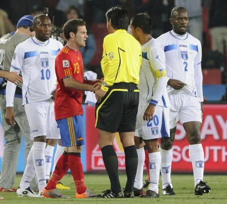 　ワールドカップ（Ｗ杯）南アフリカ大会で、主審と握手を交わすスペインのマタ（中央）＝２０１０年６月、ヨハネスブルク（共同）