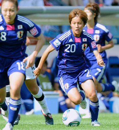 　２０１１年サッカー女子Ｗ杯初戦のニュージーランド戦で、攻め込む岩渕真奈＝ボーフム（共同）