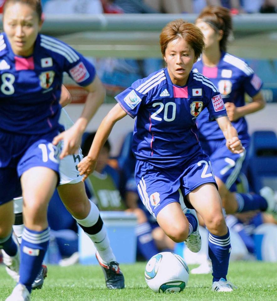 　２０１１年サッカー女子Ｗ杯初戦のニュージーランド戦で、攻め込む岩渕真奈＝ボーフム（共同）