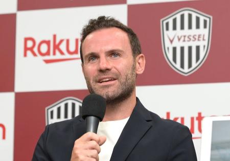 　入団会見で意気込みを語る元スペイン代表のフアン・マタ