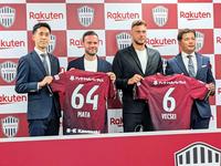 　入団会見を行った（左から）千布社長、マタ、ヴェーチェイ、永井ＳＤ