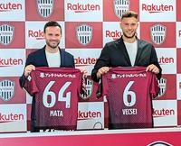 　入団会見を行った（左から）マタ、ヴェーチェイ